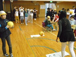 人間ボーリング・・・まっすぐ狙って投げると、ピンが上手に倒れます