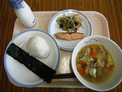 今日の献立は、「牛乳・塩おにぎり・のり・塩鮭・野沢菜炒め・豚汁」です