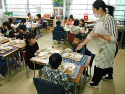 給食の大切さを栄養士から子供たちに説明しました