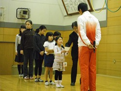 子供たちの質問に気さくに答えていただきました