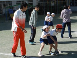 後ろにつかまった友達を引っ張って走ります