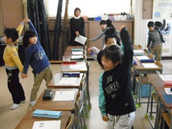 体を動かしながら、「なべなべそこぬけ」を歌いました