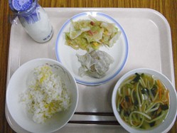 今日の献立は、「ごはん、飛魚しゅうまい、赤とさかのりと糸寒天のサラダ、あしたば麺入りすまし汁、牛乳」です