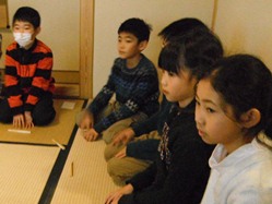 扇子を前に置き、心構えをうかがいました