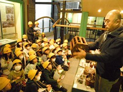 文京ふるさと歴史館では、昔のそろばんやアイロン、行火の説明を聞きました