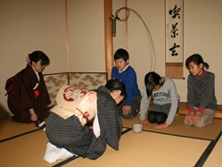 昨年度の経験があるとは言え、お茶をたてていただくと緊張します