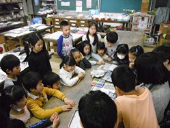 2年生の図工では、コンテを使って「ぼかし」の表現技法に親しみました