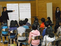 4年生音楽では、教科書にある若松歓先生作詞作曲の「いつだって」を歌って指導していただきました