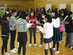 6年生音楽では、若松歓先生作曲の「Good-bye また明日ね」「南風にのって」を指揮をしていただいて歌いました
