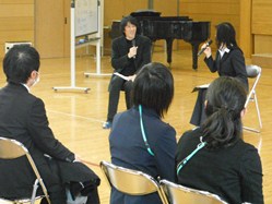 講演会では、若松歓先生の童謡に対する思いを伺い、最後は「赤とんぼ」を全員で歌って余韻に浸りました
