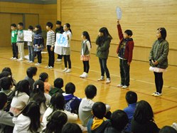 ポリオから子どもを守るためのワクチンや水をきれいにすることができる薬を100円で調達できます