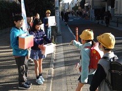 登校してきた子供たちが、すすんで募金していて立派でした