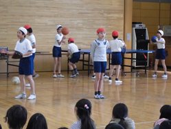 普段校庭で活動している球技クラブは、キャッチボールやバスケットボール、サッカーを見せました