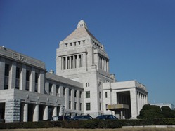 青空の下、国会議事堂をバックに6年生全員集合