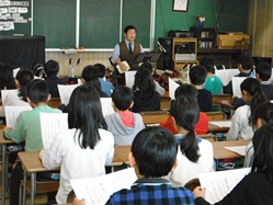 三味線の音の響きに聞き入っています