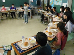 かごめ班で各教室に分かれて、一緒に給食を食べました