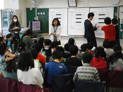 2年生は、「こづかい教室」でゲームを通して、お金の大切さを学びました