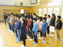 4年生は、これまでの6年生が国語の授業で学習してきた物語をクイズにしました
