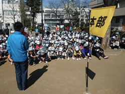 学校から駕籠町公園へ、全校で黙って移動できました