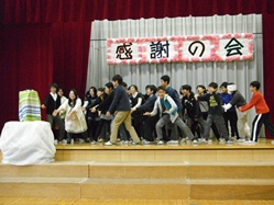 みんなが協力して引っ張りますが、なかなかかぶが抜けません