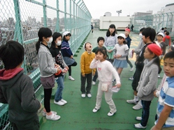 屋上で5年生がルールを説明しています