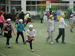 9つの班が校庭で遊びました