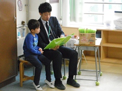 「あゆみ」を見せながら、頑張ったことを一人一人に話します