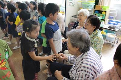 7月  ふれあいの集い  祖父母や地域の高齢者の方と過ごしました
