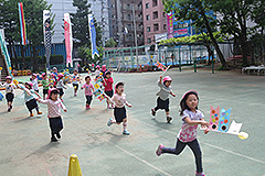 鯉のぼりと遊ぶ子供たち